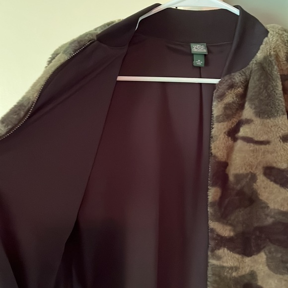 Faux fur camo jacket.  Zip front.  Excellent condition.  Very warm! - Picture 5 of 5